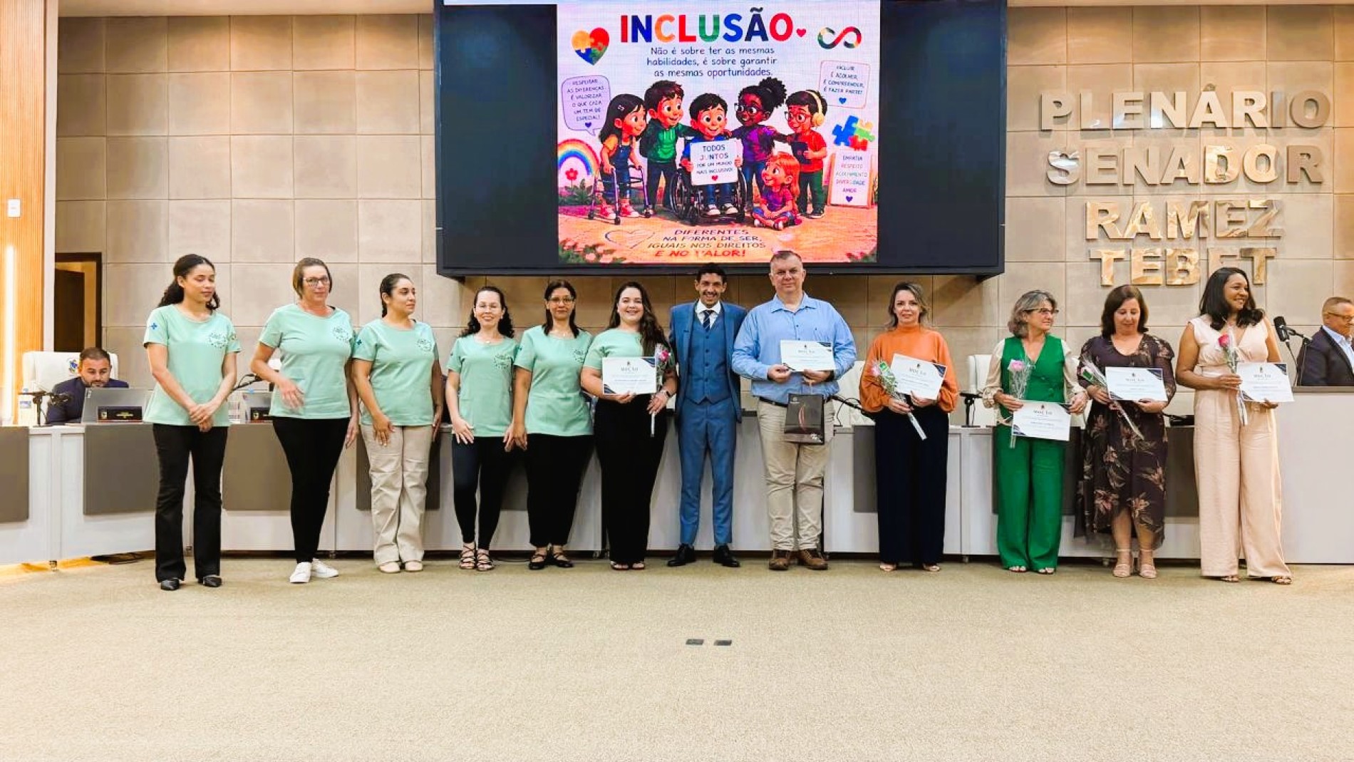 Profissionais que atuam na  inclus&atilde;o social de pessoas com defici&ecirc;ncia recebem homenagem da C&acirc;mara Municipal