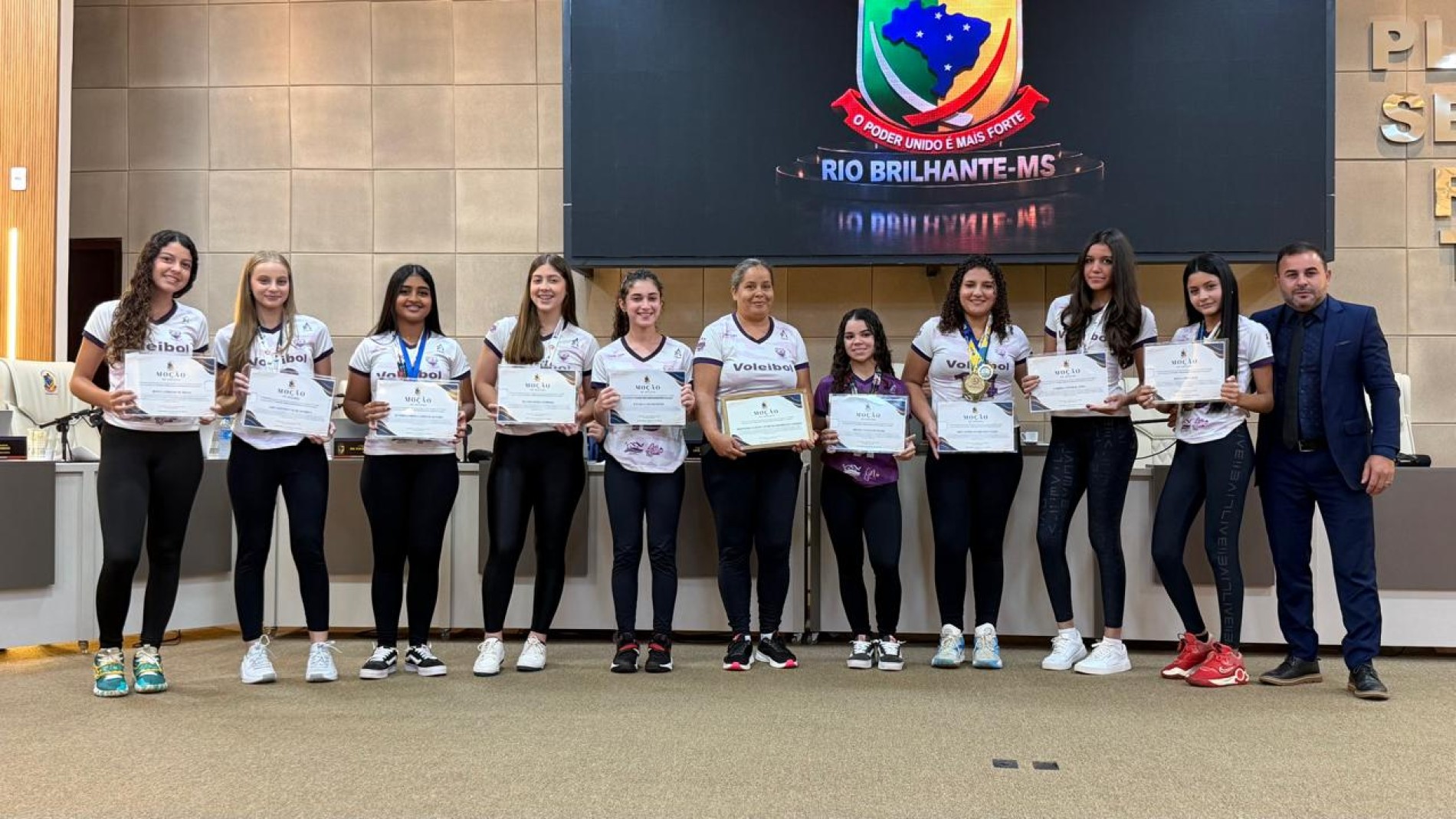 Mo&ccedil;&atilde;o de Aplauso destaca atletas do v&ocirc;lei feminino de Rio Brilhante