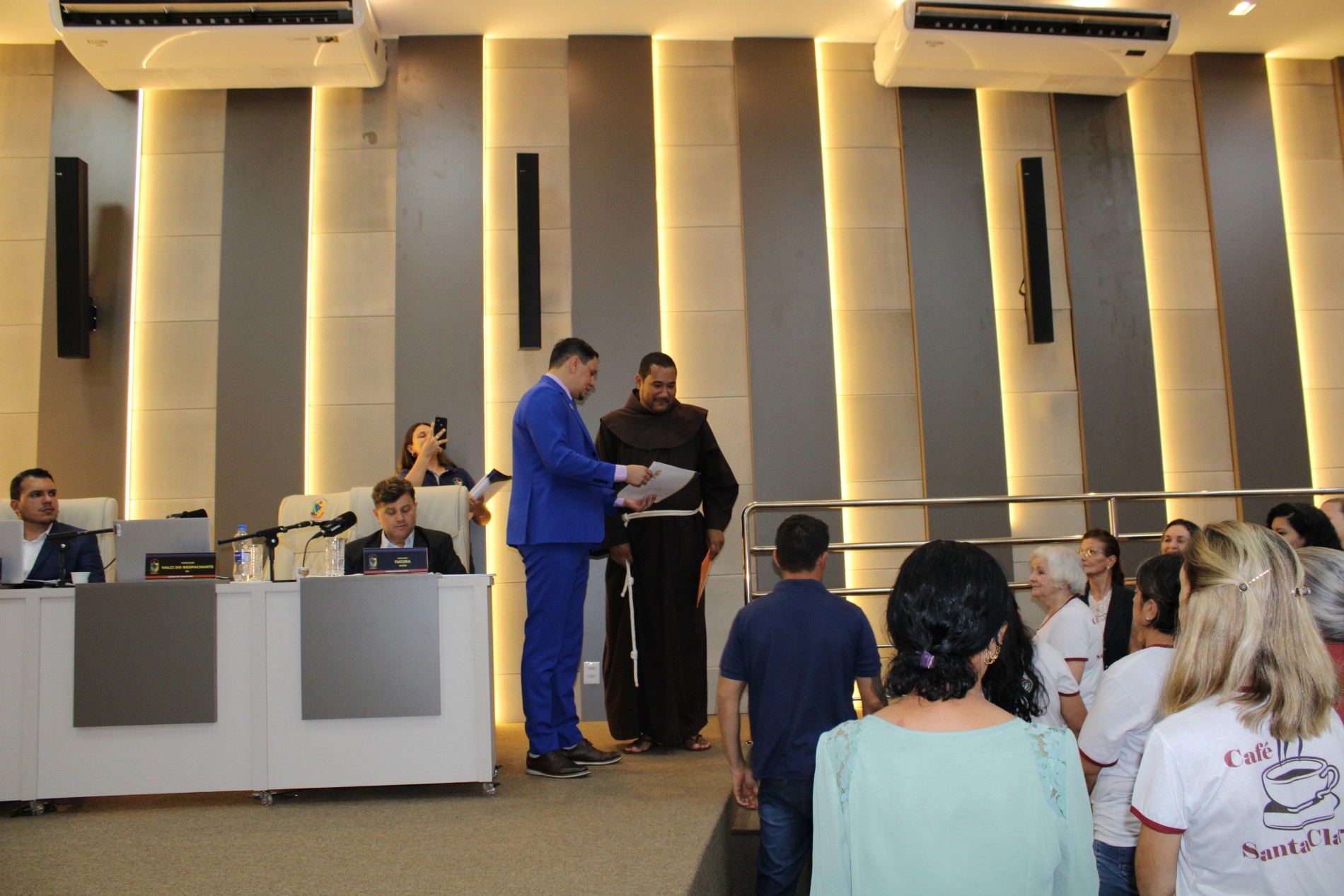 Par&oacute;quia Divino Esp&iacute;rito Santo e Comunidade Quilombola Fam&iacute;lia Jarcem recebem homenagens 